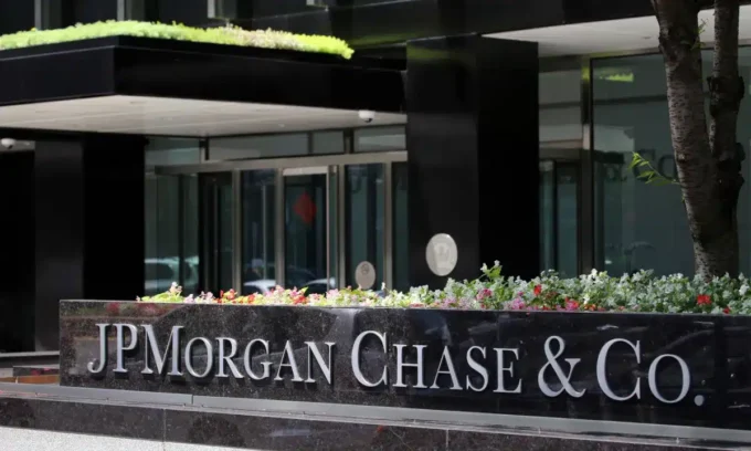 JPMorgan Chase unveils LLM Suite, a generative AI bot, revolutionizing research analysis