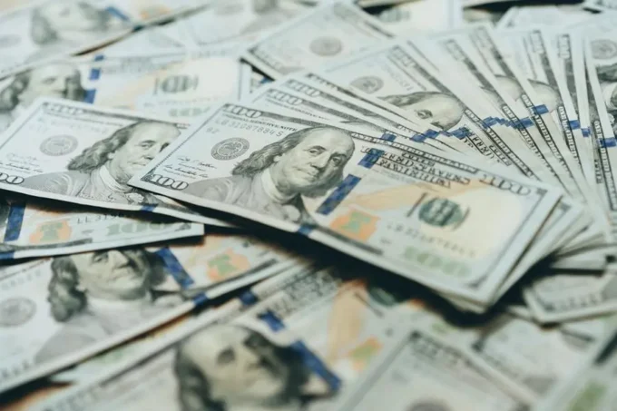 Dollar Slides to Multi-Month Lows as Markets Brace for Historic Fed Rate Cut Amid Unprecedented Political Pressure