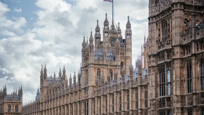 UK Raises Over £6 Billion in First Green Gilt Syndication in Five Years